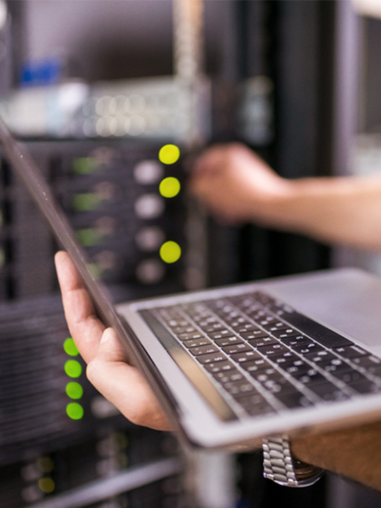 Homme regardant son téléphone