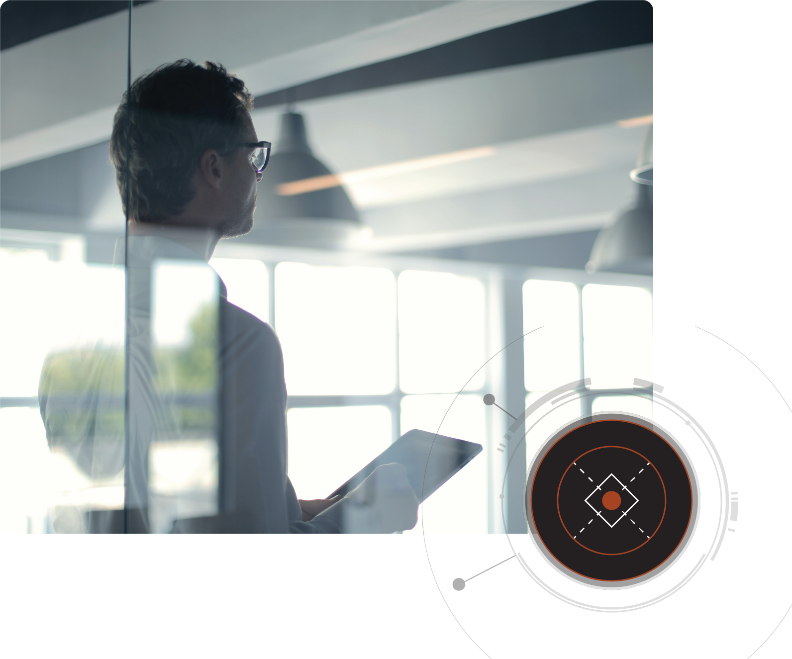 Un RSSI virtuel se tient tablette à la main derrière la paroi vitrée d’un bureau ; un graphique circulaire apparaît au premier plan en bas à gauche.