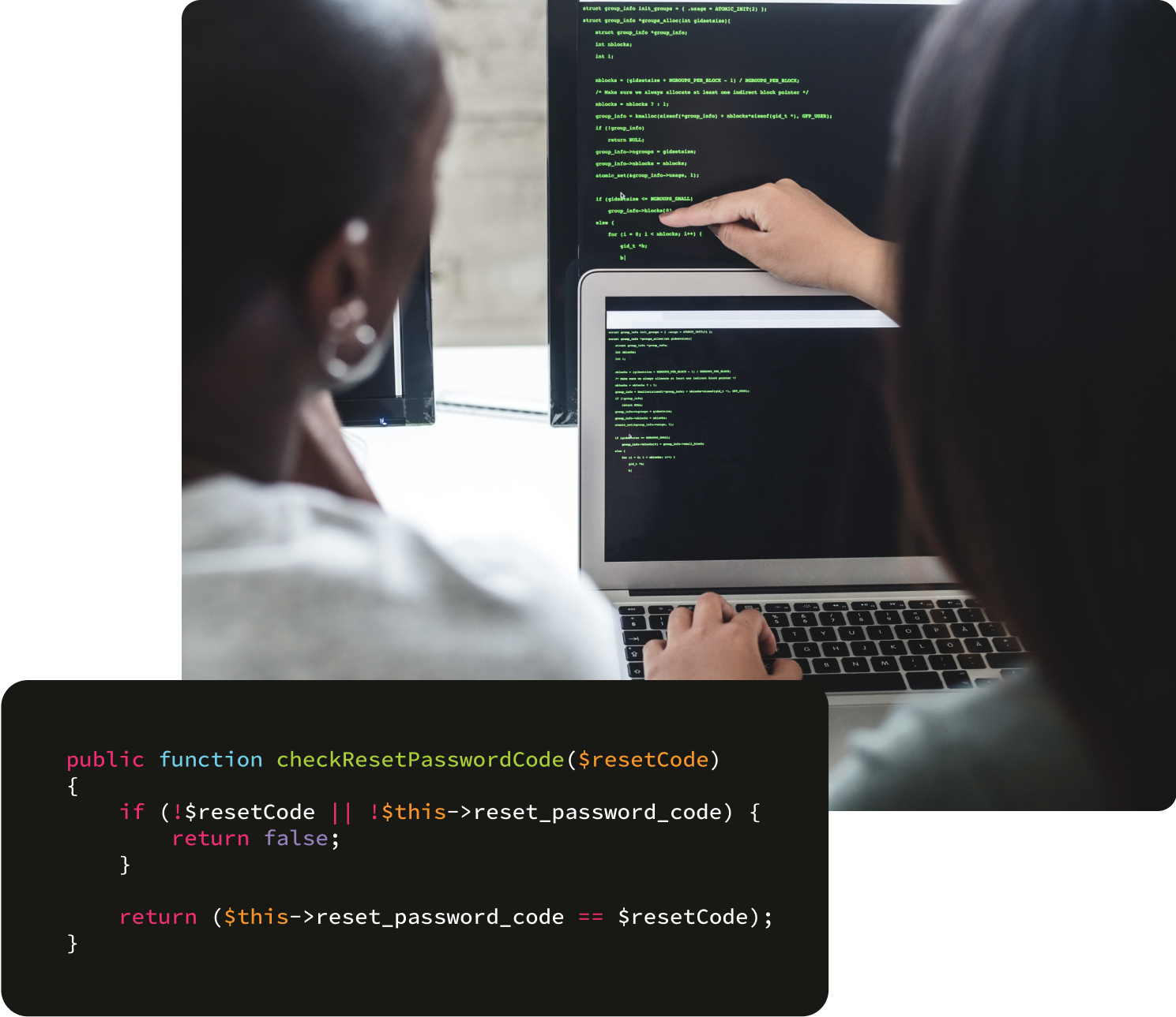 Deux personnes analysant du code informatique renfermant des informations de cybersécurité.