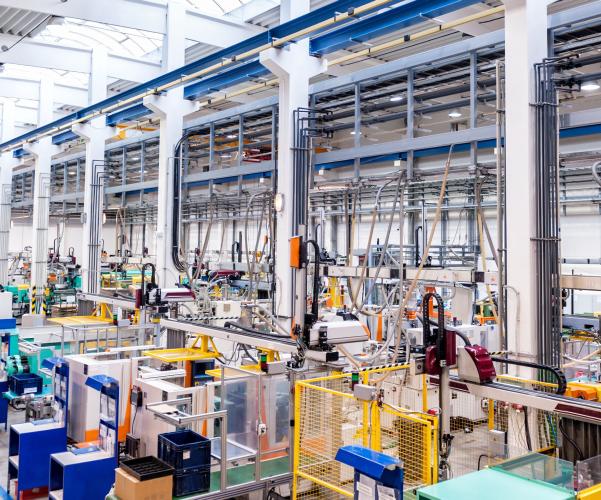 Une grande usine équipée de nombreuses machines